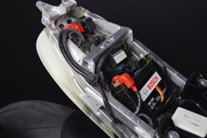 Aprilia RSV 4 2015- Teile Motoforza auf Motorrad - Hockerabdeckung mit Battery Trager