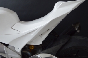 Aprilia RSV 4 2015- Teile Motoforza auf Motorrad  -Hockerabdeckung Version 2 fur Seitlicher Auspuffhalter