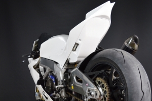 Aprilia RSV 4 2015- Teile Motoforza auf Motorrad -Hockerabdeckung Version 2 fur Seitlicher Auspuffhalter