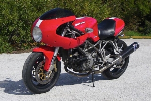Verkleidung Motoforza auf Motorrad Ducati Paul Smart Ducati ST2