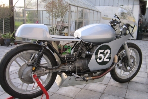 Ducati Hocker und Yamaha Cantilever Verkleidung auf Motorrad Moto Guzzi V 50 III.