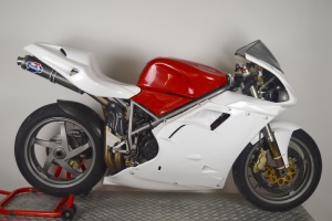 Ducati, 748,916,996,998  1995-2003  Kotflügel vorne GFK auf Motorrad