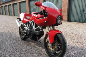 Verkleidung Motoforza auf Motorrad Ducati 600SS N