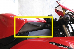 Honda CBR 1000RR 2004 2005 2006 2007 Desckel unten Tank - Rechts - Vorschau auf Motorrad