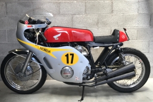Verkleidung GRP - Honda 500 Four 1968-  Mike Hailwood replika  auf Motorrad