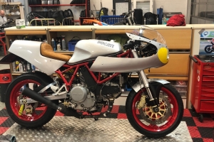 Verkleidung auf Motorrad Ducati 750ss cafe racer