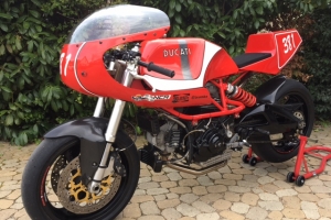 UNI Halbverkleidung Styl Ducati, Moto Guzzi, BMW usw GFK - auf Motorrad Ducati Pantah