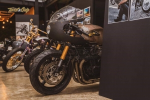 UNI Halbverkleidung Styl Ducati, Moto Guzzi, BMW usw GFK auf Motorrad HONDA CBX 750