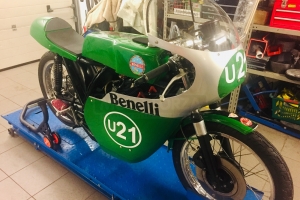 UNIversal CAFE RACER Höcker v.1  GFK - auf Motorrad Benelli