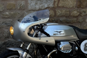 SET - UNI Verkleidung 350-1000cc - mit Scheinwerfer 4 1/2 Zoll - UK Version -auf Moto Guzzi Lemans 3