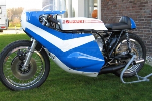 Suzuki TR 750 3-cylinder 1970 / Verkleidung GFK  auf Motorrad