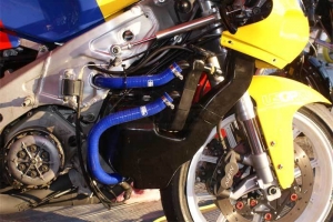 Luftrohr - rechte Seite - GFK farbiges  fiberglas Yamaha TZ 250 2002 2003 - 