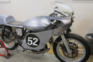 Verkleidung motoforza auf Motorrad Moto Guzzi V7 Sport and V 50 III racer.  