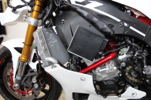 Vorchau - Motoforza Teile auf Motorrad, Yamaha YZF R1M 2015, CPU Trager mit Original CPU